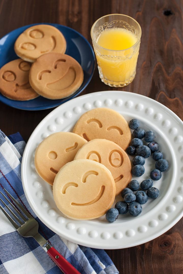 Med pannekakepannen Smiley fra Nordic Ware kan du lage pannekaker i form av et smilefjes, som her presenteres på en tallerken.