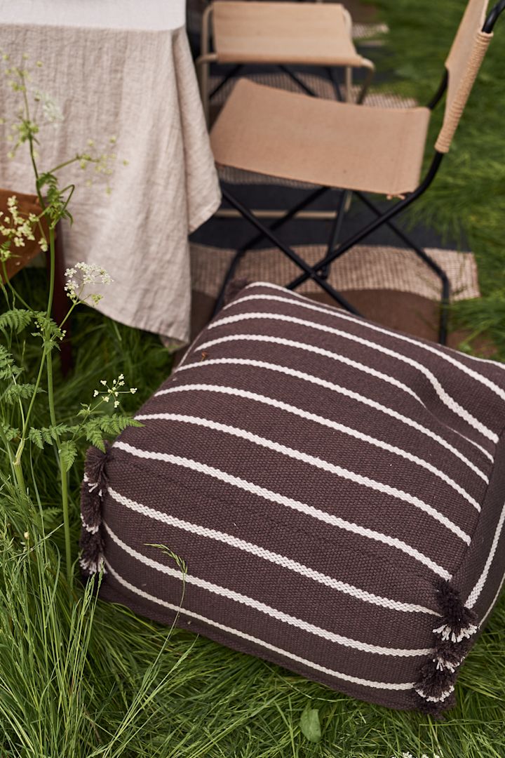 Tips til koselig uteplass - innred uteplassen din med flere sitteplasser. Puffer er perfekte å møblere med for deg med en liten uteplass eller liten bod.