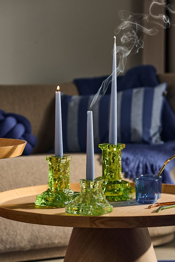 Grønne lysestaker av glass fra Kosta Boda i serien Rocky Baroque fra Hanna Hansdotter.