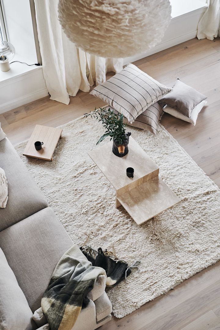 Plasser det hvite, myke Cozy-gulvteppet fra Scandi Living i stuen.