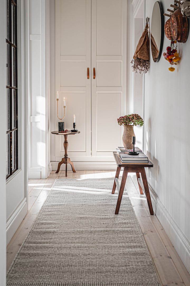 Neste tips er å dekorere en liten entre med Lea ullteppe fra Scandi Living, i samme nyanse som resten av innredningen din for å skape romfølelse. Foto: @hannesmauritzson