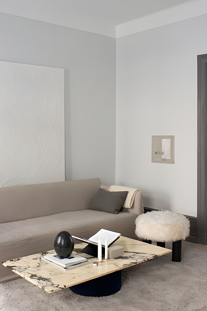 Teppeguide - gulvteppe stue – her ser du Fallingwater teppe i fargen Francis Pearl (beige) fra Layered. 