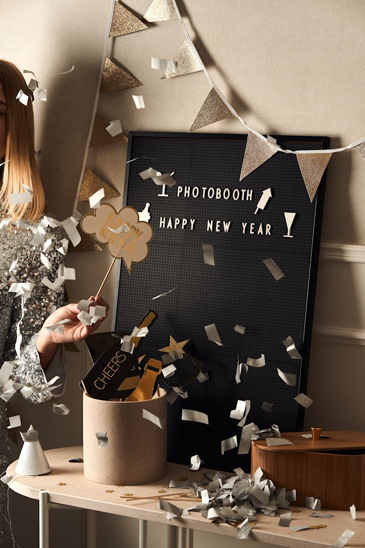 Lag din egen photo booth som en morsom nyttårsaktivitet til årets nyttårsbord 2024 for å heve feststemningen ytterligere. 