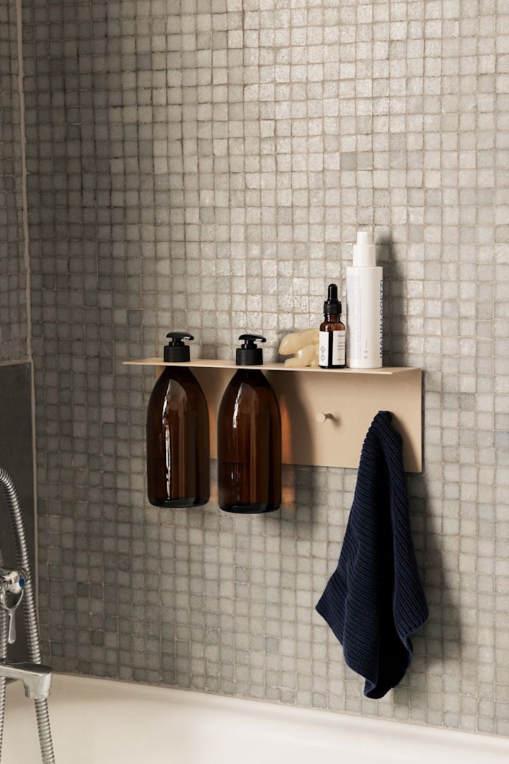 Praktiske Dora baderomshylle fra ferm LIVING er en perfekt multifunksjonell hylle å innrede lite bad med for å skape et mer organisert bad.