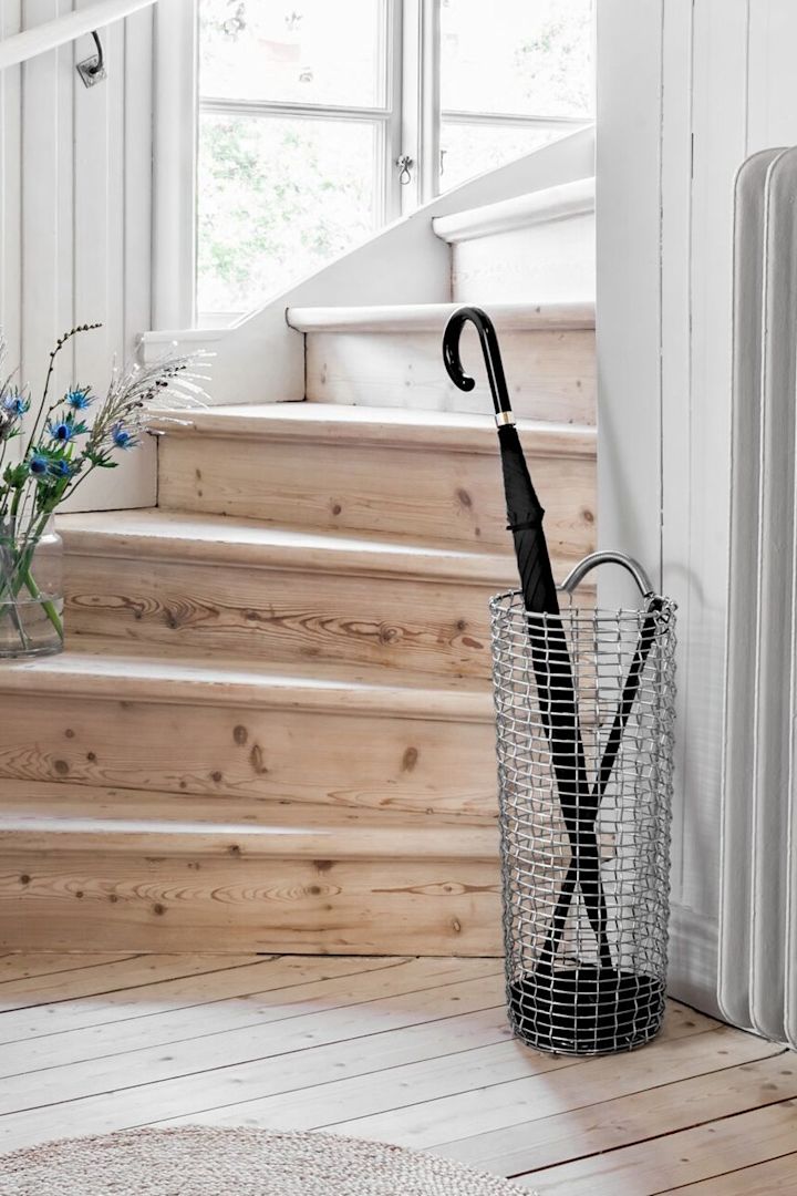 Et stilig og praktisk paraplystativ fra KORBO er perfekt til å innrede en liten hall med, slik at gjestene kan låne en paraply i tilfelle det skulle regne.