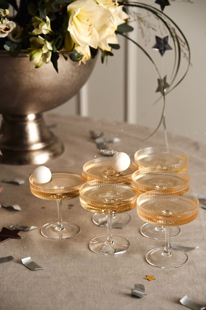 Spill sprudlepong med Ripple champagneglass fra ferm LIVING som en morsom nyttårslek til årets nyttårsbord 2023 for å heve feststemningen ytterligere. 