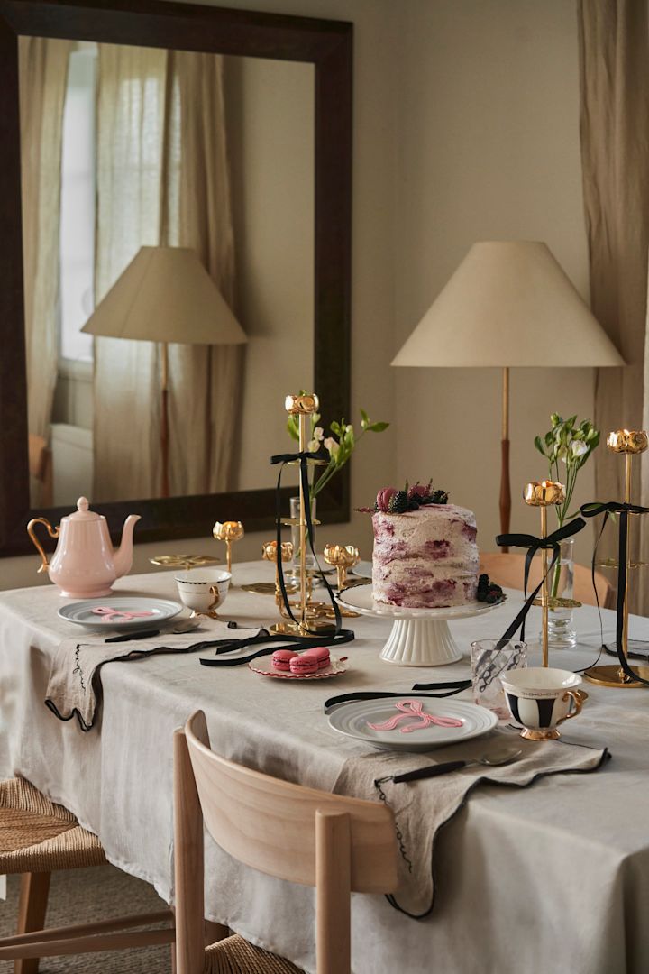 Feir Galentines med en teselskap hjemme sammen med dine favorittvenninner. Her ser du et dekket bord i rosa og gull med svarte detaljer fra Hilke Collection.