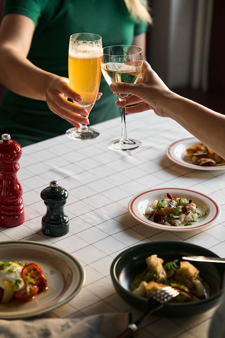 Chateauøl og vinglass fra Kosta Boda på middagsselskap med dumplings og HAY-tallerkener.