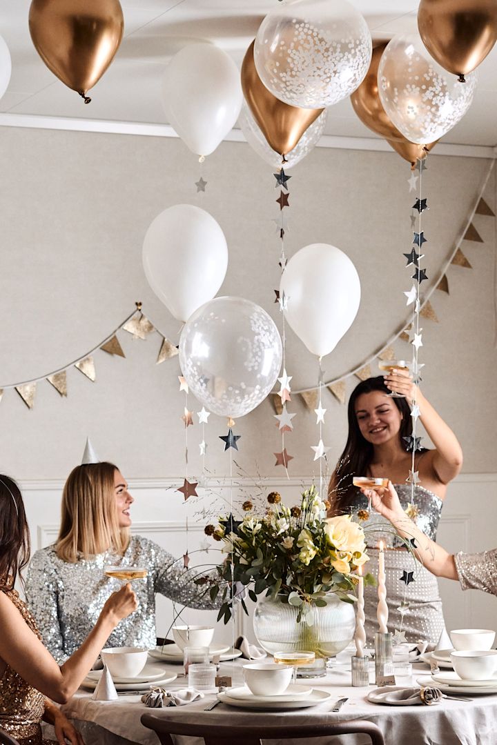 Lag din egen ballonghimmel til årets nyttårsbord 2023 for å heve feststemningen ytterligere. 