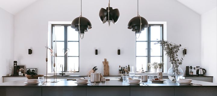 Finn rett kjøkkenlampe - her ser du Multi-Lite fra GUBI på kjøkkenet til arkihem.