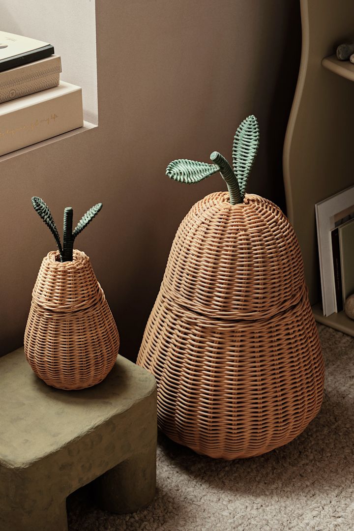 Hvorfor ikke kombinere praktisk oppbevaring og lekent design når du skal innrede barnerom? Pear oppbevaringskurv fra Ferm Living er en pæreformet oppbevaringskurv i rotting, tilgjengelig i både liten og stor størrelse.