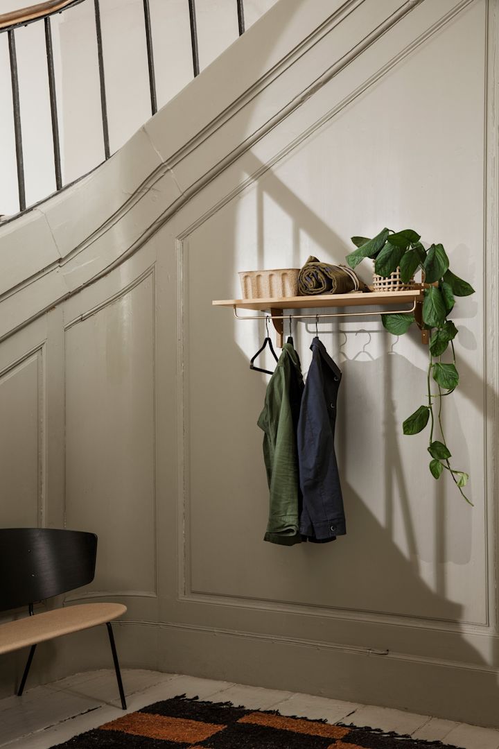 Å ha en åpen garderobe er et tips når du skal innrede en liten entre. Her er en praktisk Sector hylle med stang til å henge kleshengere på fra ferm LIVING.