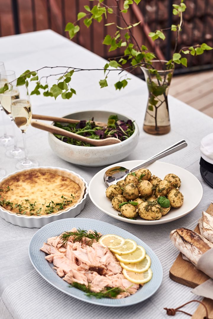 En god pestopotetsalat er et tips på enkel festmat til mange som godt kan serveres på Ernsts serveringsfat sammen med salatbestikk fra Eva Solo.