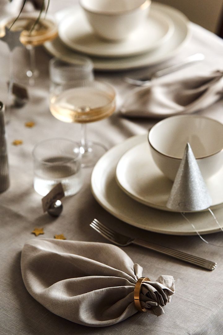Brett feststemte servietter til årets nyttårsbord 2023 med Clean linservietter fra Scandi Living i fargen greige. 