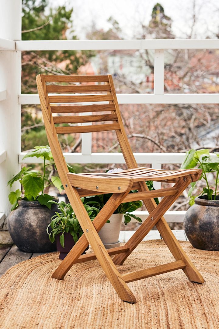 Balkonginspo, her Aneboda klappstol fra 1898 i teak som passer perfekt på en liten balkong da den tar liten plass og kan slås sammen.