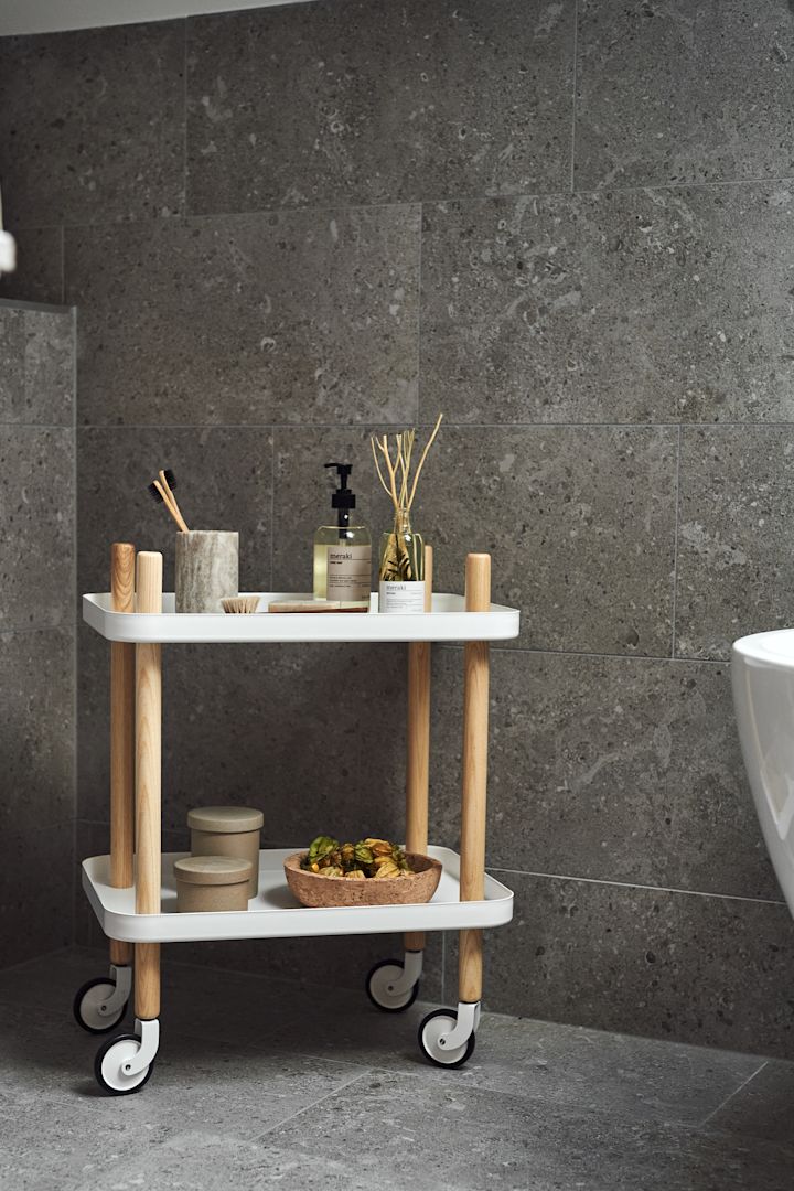 Praktisk Normann block bord fra Normann Copenhagen er perfekt oppbevaring på hjul å innrede et lite bad med for å skape mer orden.
