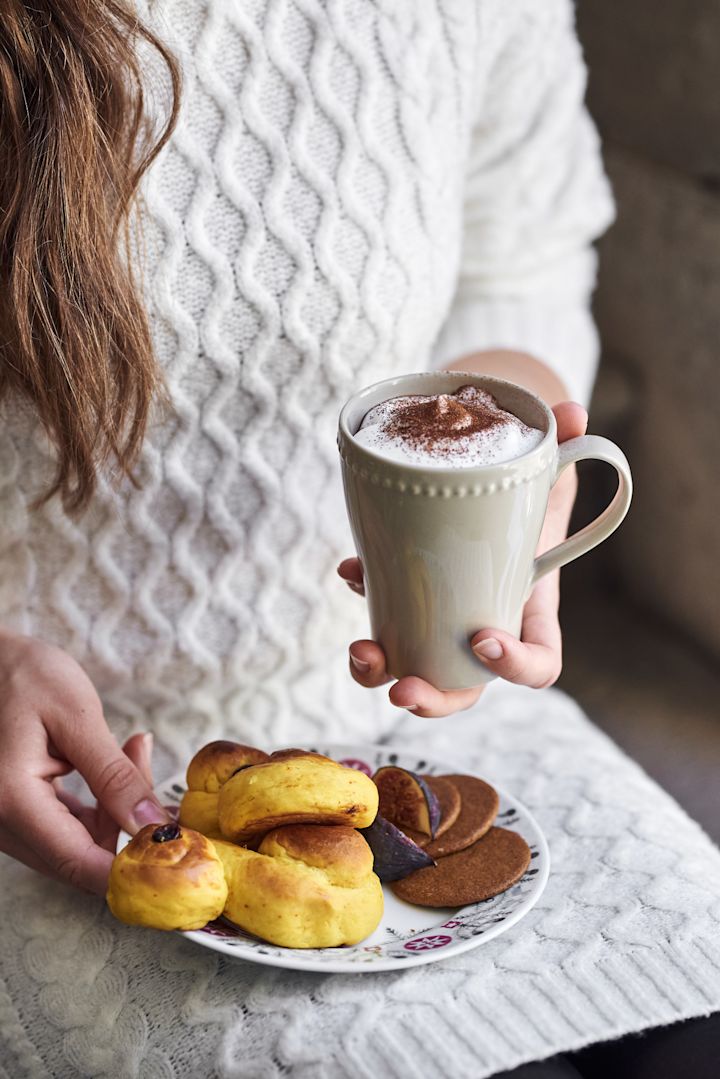 Server tradisjonelle lussekatter på Rörstrands Swedish Grace Winter-tallerkener, og nyt en kopp varm sjokolade fra Scandi Livings Dots-krus.