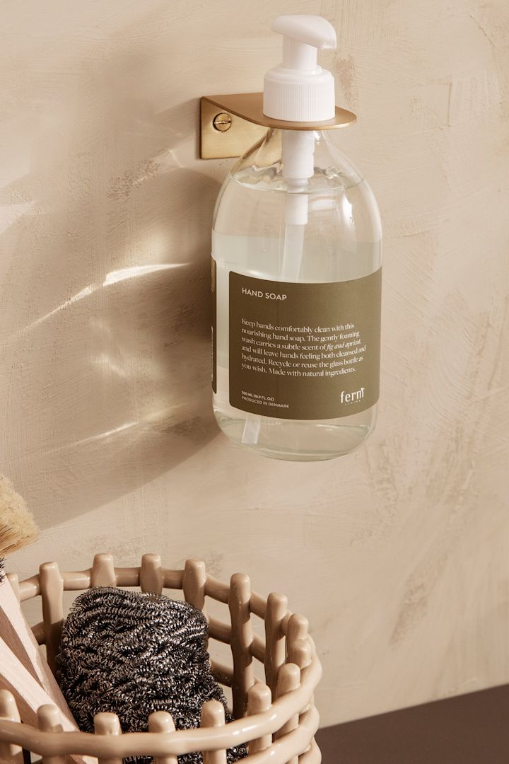 Basho vegghenger fra ferm LIVING er en smart detalj å innrede lite bad med for å skape mer orden i dusjen og ved vasken.